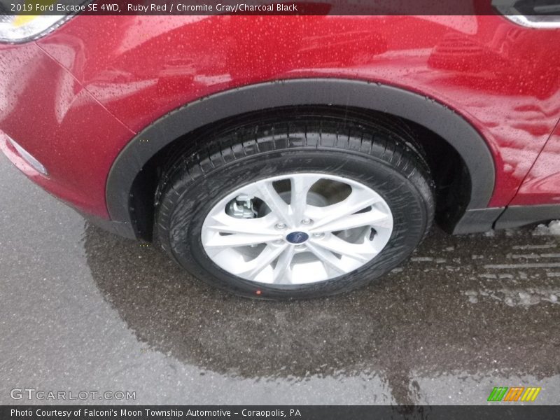 Ruby Red / Chromite Gray/Charcoal Black 2019 Ford Escape SE 4WD