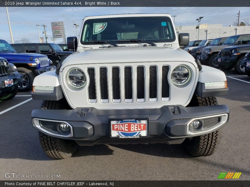 Bright White / Black 2019 Jeep Wrangler Unlimited Sahara 4x4