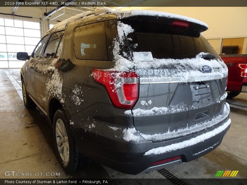 Magnetic / Medium Black 2019 Ford Explorer XLT 4WD