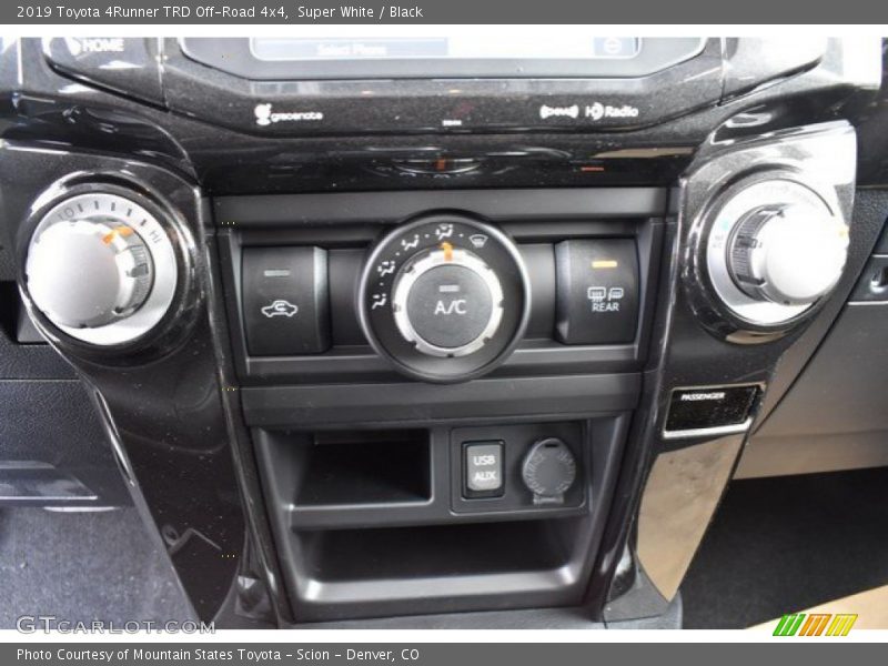 Super White / Black 2019 Toyota 4Runner TRD Off-Road 4x4