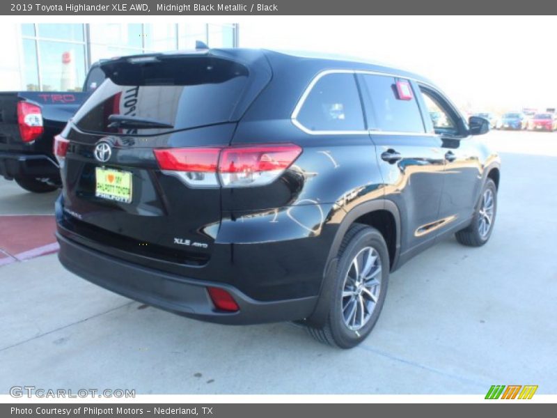 Midnight Black Metallic / Black 2019 Toyota Highlander XLE AWD