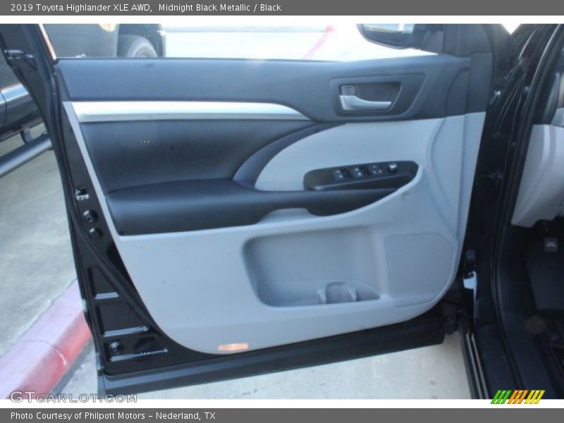Midnight Black Metallic / Black 2019 Toyota Highlander XLE AWD