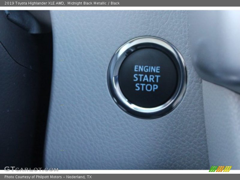 Midnight Black Metallic / Black 2019 Toyota Highlander XLE AWD