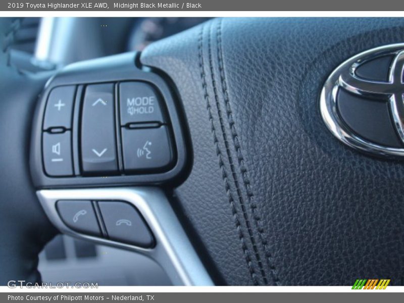 Midnight Black Metallic / Black 2019 Toyota Highlander XLE AWD