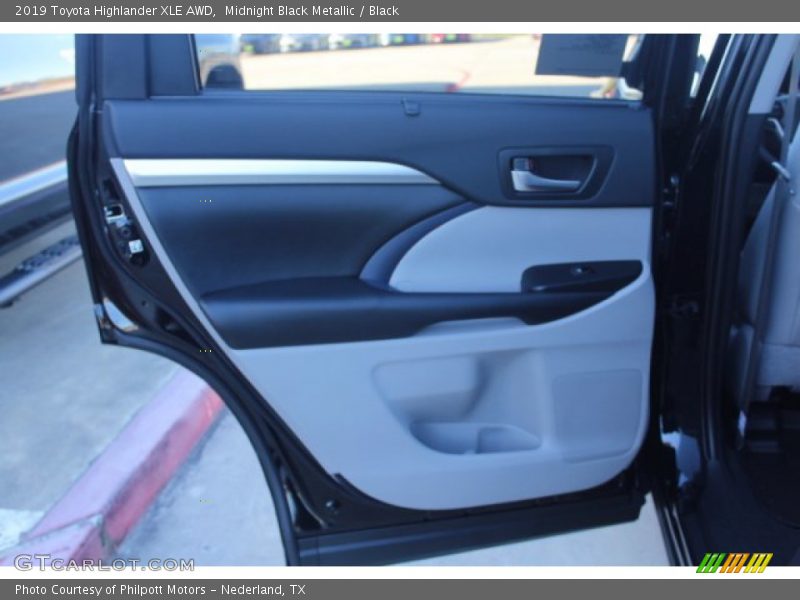 Midnight Black Metallic / Black 2019 Toyota Highlander XLE AWD