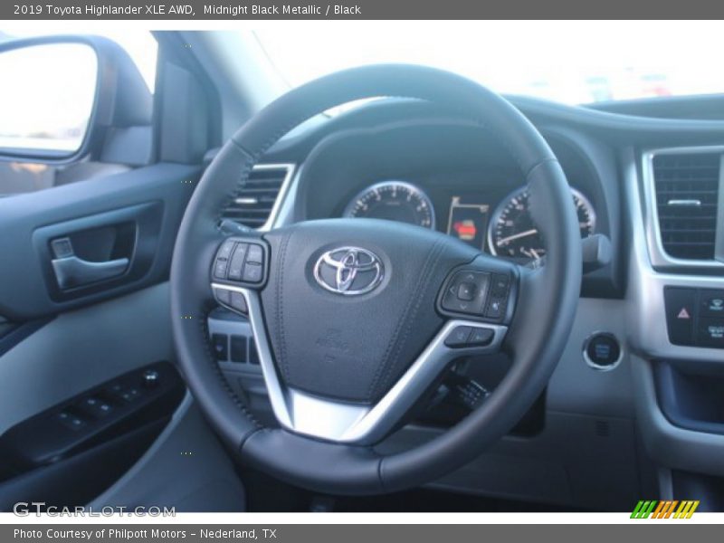 Midnight Black Metallic / Black 2019 Toyota Highlander XLE AWD