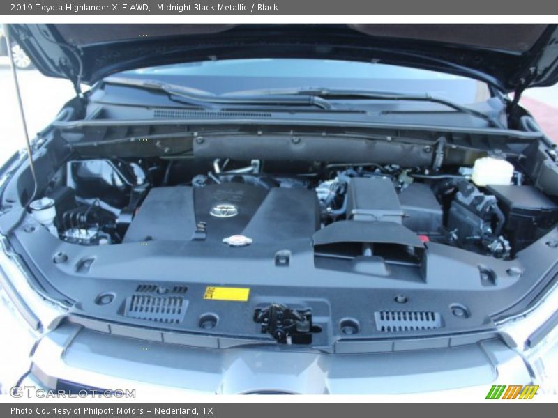 Midnight Black Metallic / Black 2019 Toyota Highlander XLE AWD