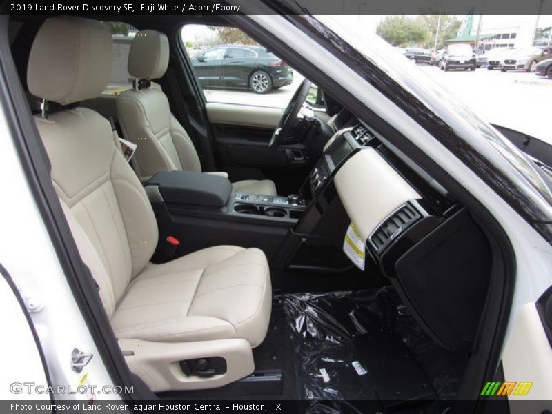 Fuji White / Acorn/Ebony 2019 Land Rover Discovery SE