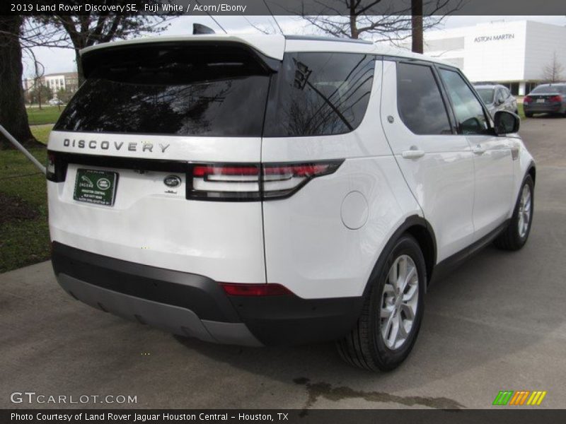 Fuji White / Acorn/Ebony 2019 Land Rover Discovery SE