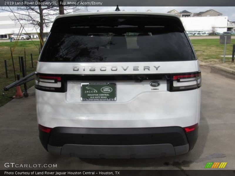 Fuji White / Acorn/Ebony 2019 Land Rover Discovery SE