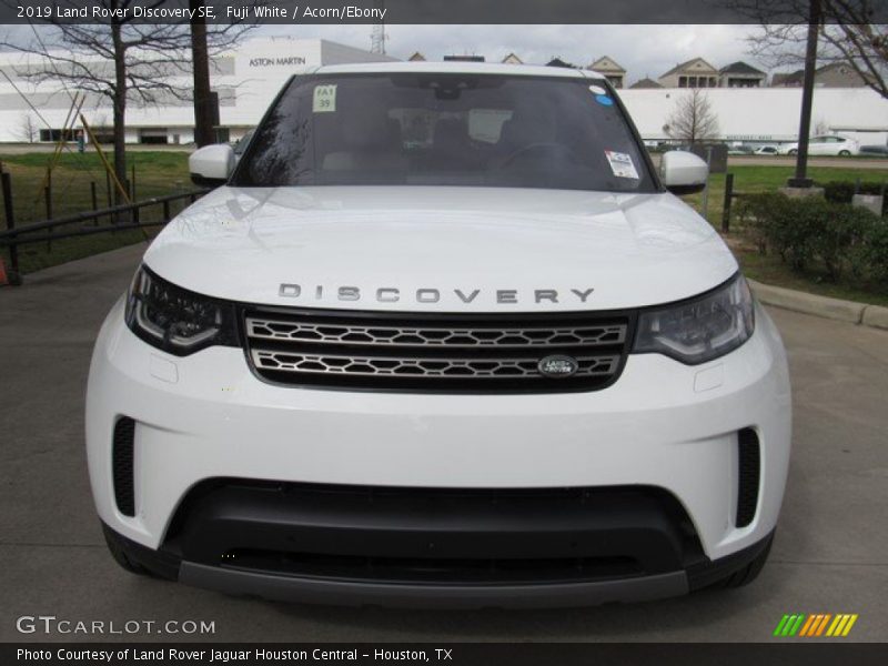 Fuji White / Acorn/Ebony 2019 Land Rover Discovery SE
