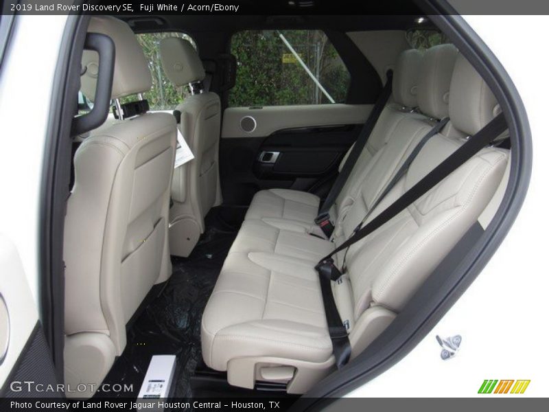 Fuji White / Acorn/Ebony 2019 Land Rover Discovery SE