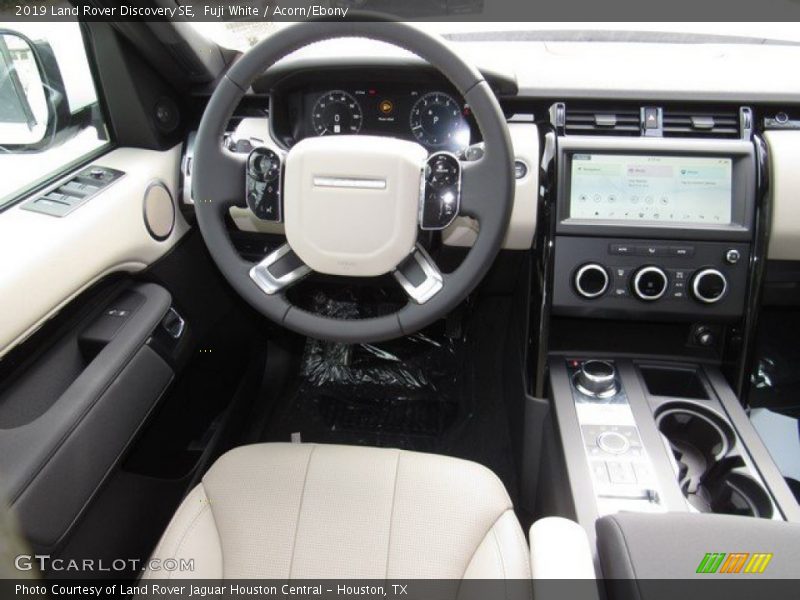 Fuji White / Acorn/Ebony 2019 Land Rover Discovery SE