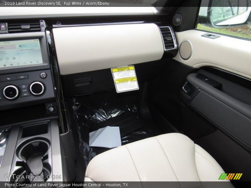 Fuji White / Acorn/Ebony 2019 Land Rover Discovery SE