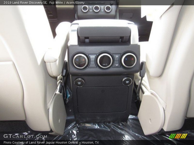 Fuji White / Acorn/Ebony 2019 Land Rover Discovery SE