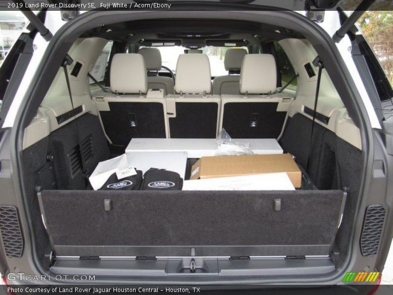 Fuji White / Acorn/Ebony 2019 Land Rover Discovery SE