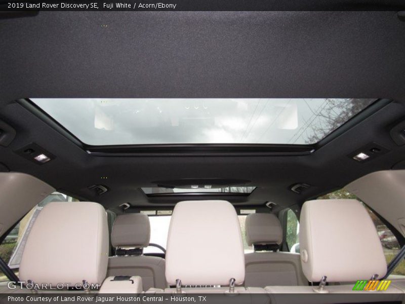 Fuji White / Acorn/Ebony 2019 Land Rover Discovery SE