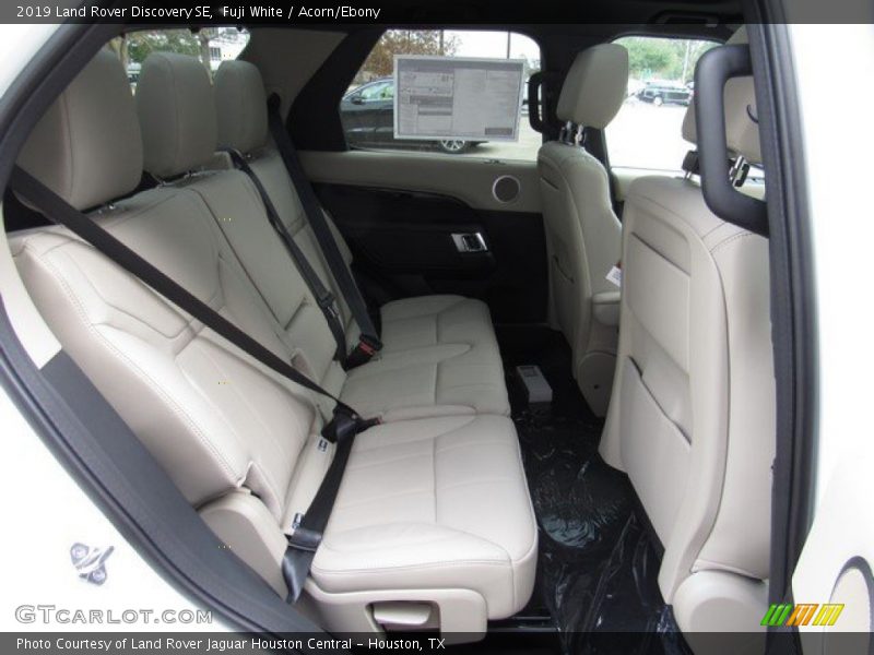 Fuji White / Acorn/Ebony 2019 Land Rover Discovery SE