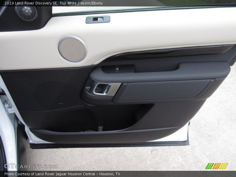 Fuji White / Acorn/Ebony 2019 Land Rover Discovery SE