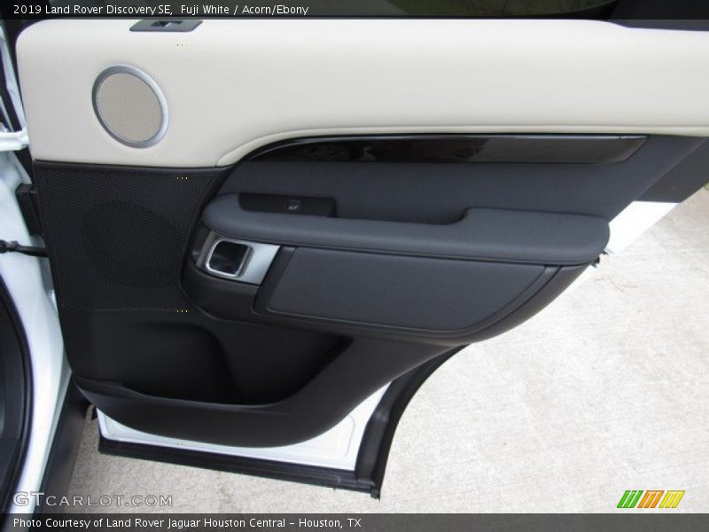 Fuji White / Acorn/Ebony 2019 Land Rover Discovery SE
