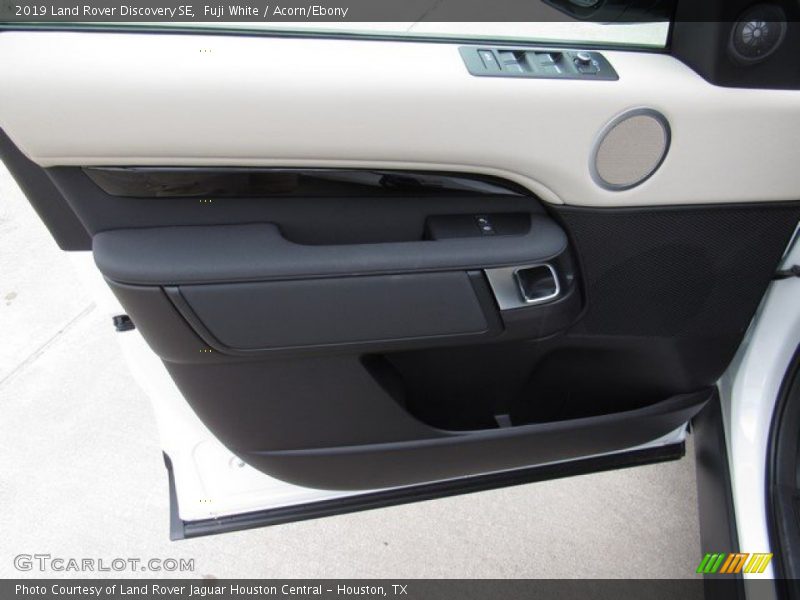 Fuji White / Acorn/Ebony 2019 Land Rover Discovery SE