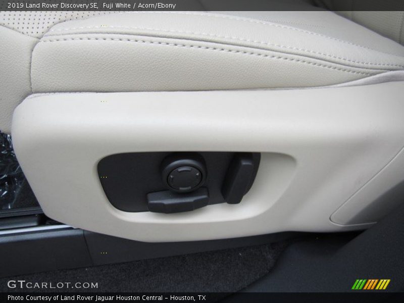 Fuji White / Acorn/Ebony 2019 Land Rover Discovery SE