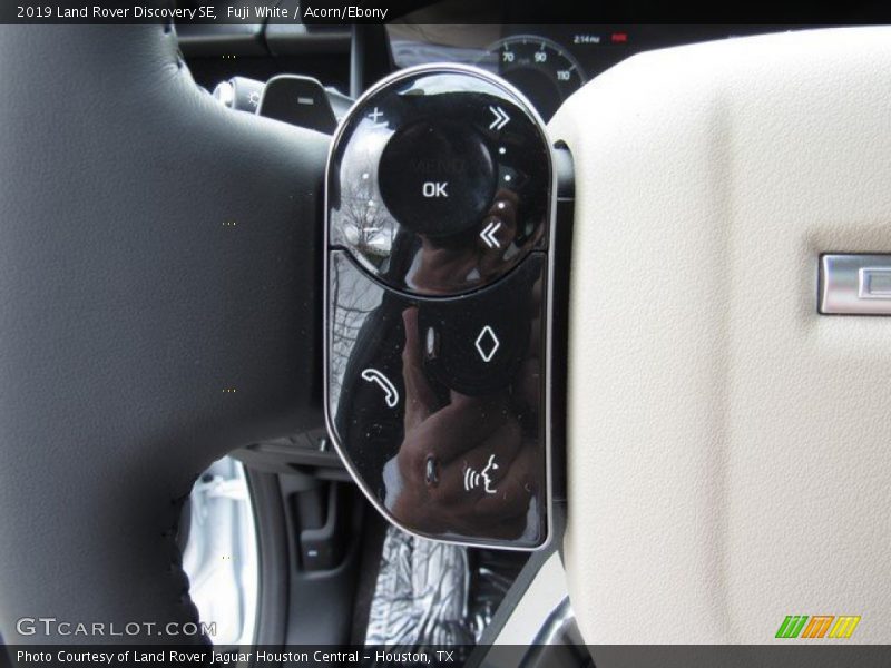 Fuji White / Acorn/Ebony 2019 Land Rover Discovery SE