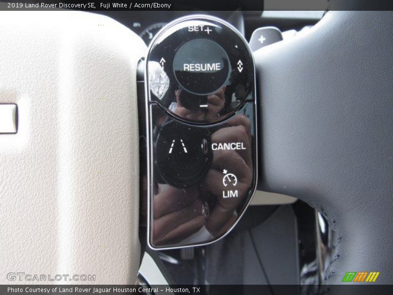 Fuji White / Acorn/Ebony 2019 Land Rover Discovery SE