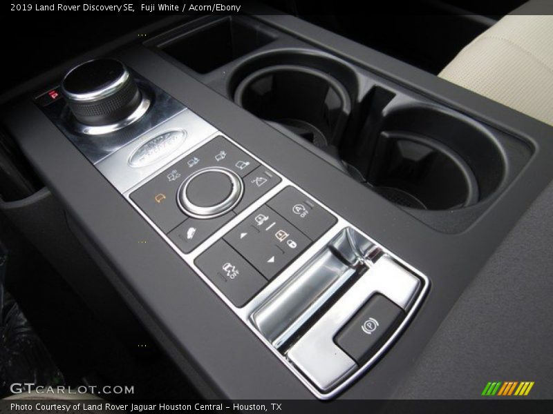 Fuji White / Acorn/Ebony 2019 Land Rover Discovery SE