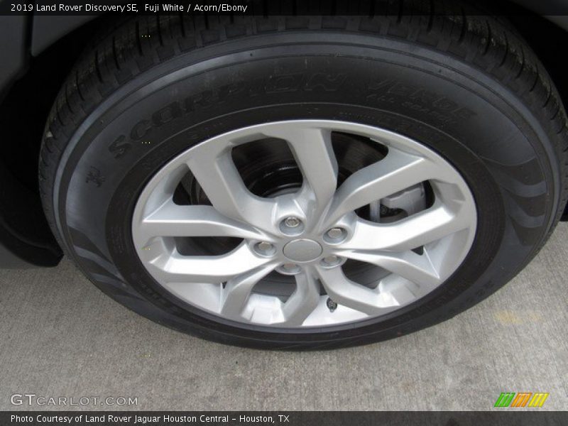 Fuji White / Acorn/Ebony 2019 Land Rover Discovery SE