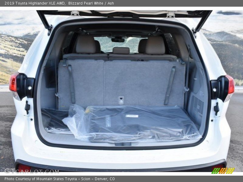  2019 Highlander XLE AWD Trunk