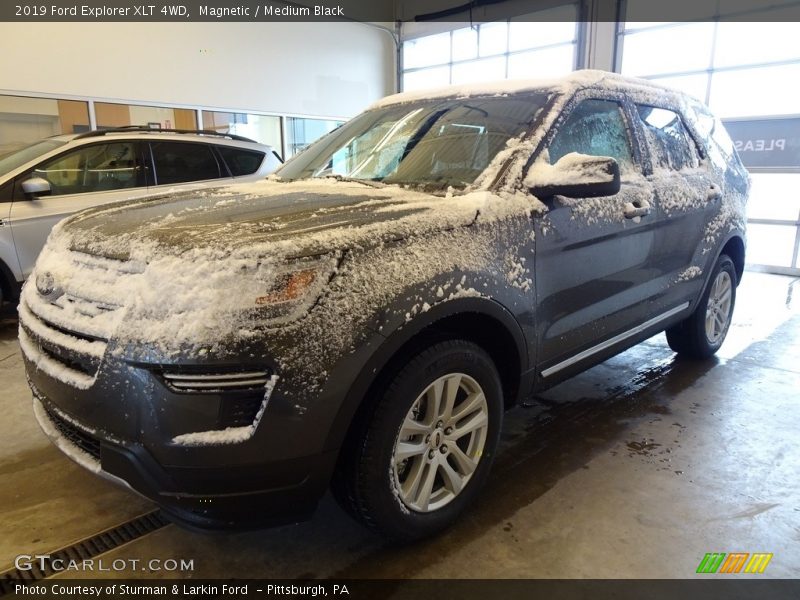 Magnetic / Medium Black 2019 Ford Explorer XLT 4WD