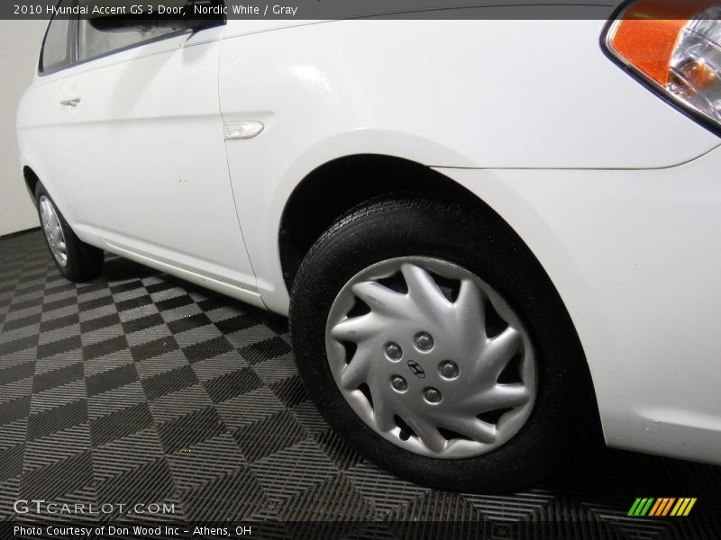 Nordic White / Gray 2010 Hyundai Accent GS 3 Door