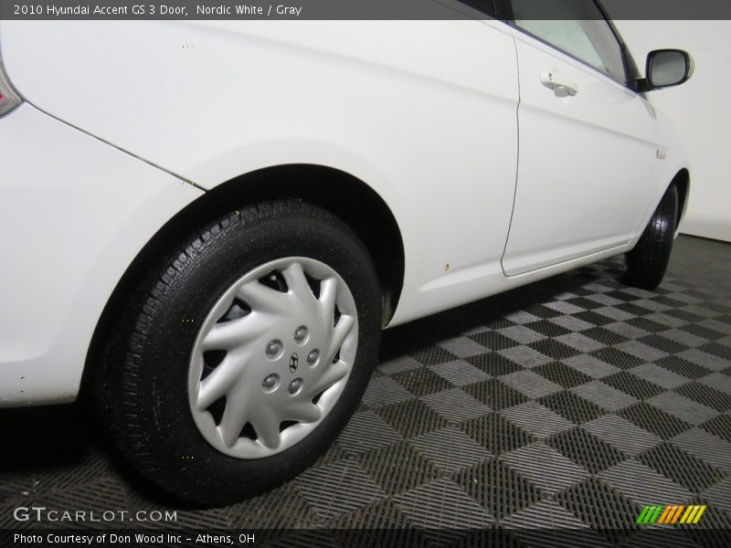 Nordic White / Gray 2010 Hyundai Accent GS 3 Door