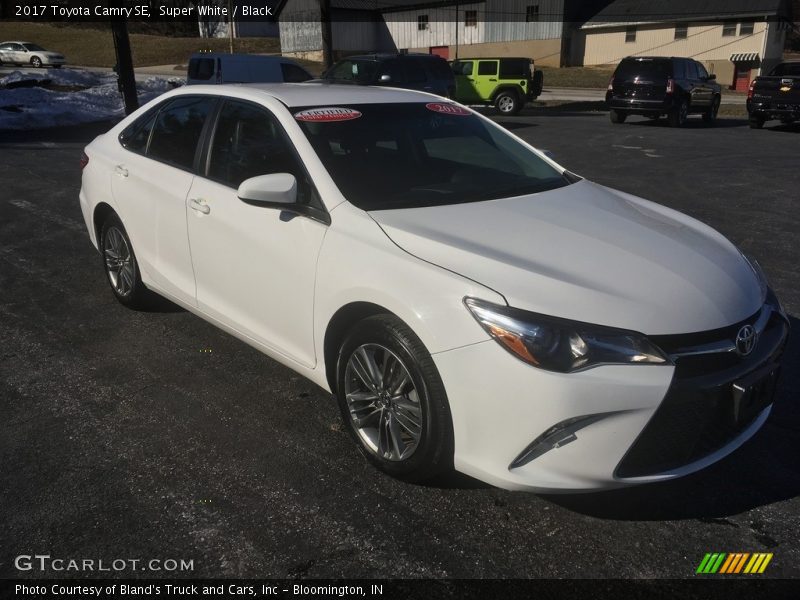 Super White / Black 2017 Toyota Camry SE