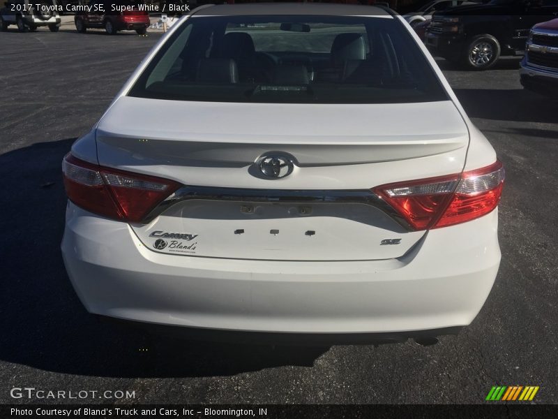 Super White / Black 2017 Toyota Camry SE