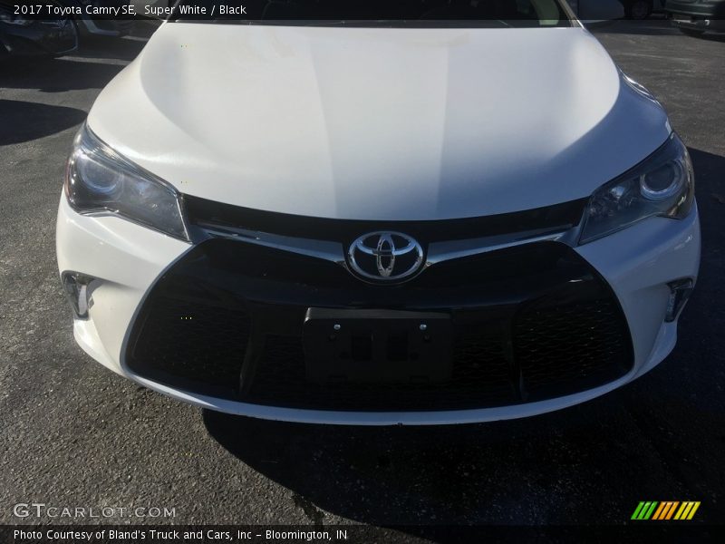 Super White / Black 2017 Toyota Camry SE