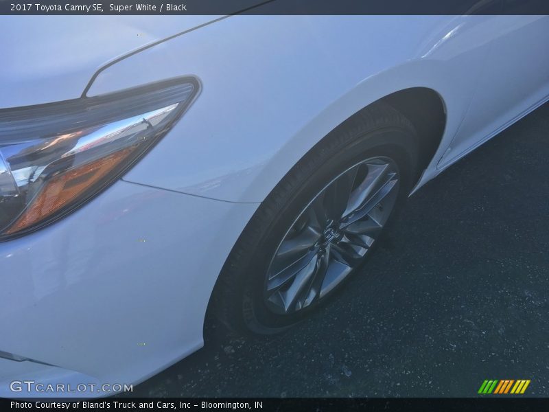 Super White / Black 2017 Toyota Camry SE