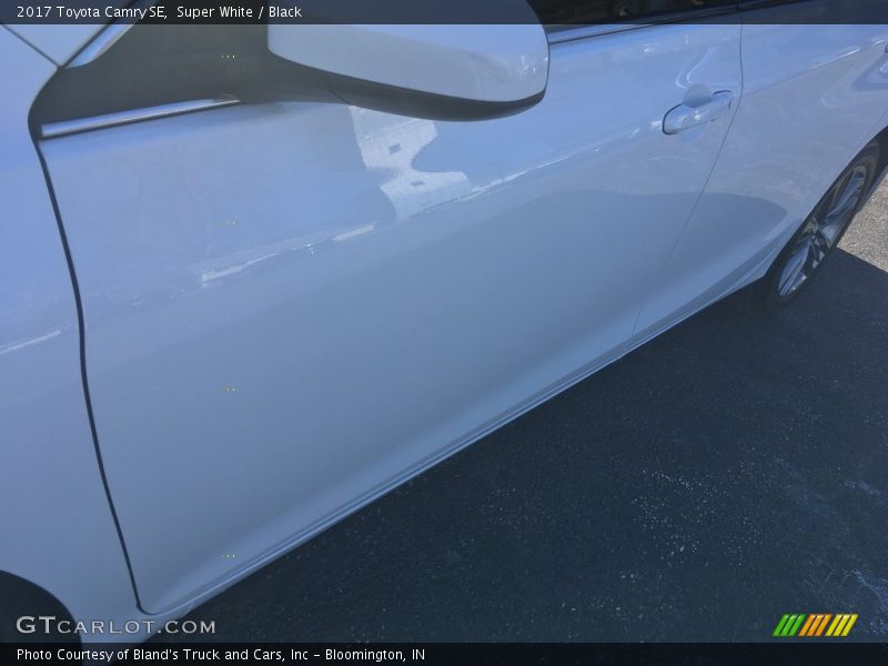 Super White / Black 2017 Toyota Camry SE