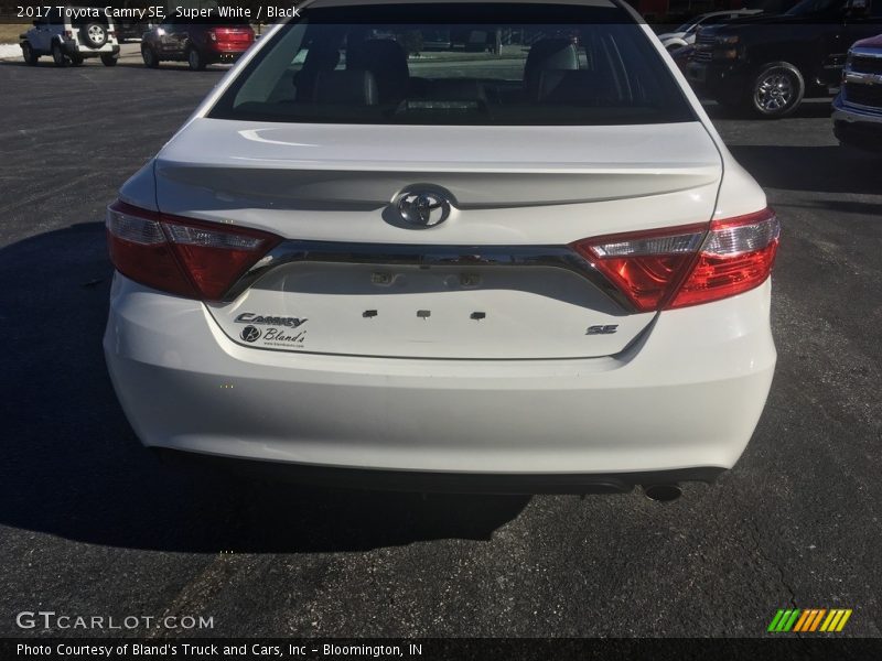 Super White / Black 2017 Toyota Camry SE