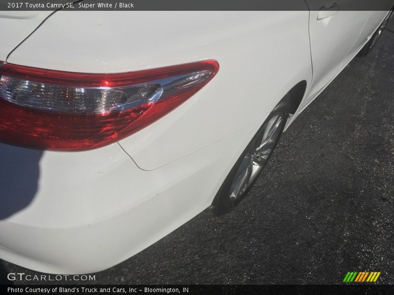 Super White / Black 2017 Toyota Camry SE