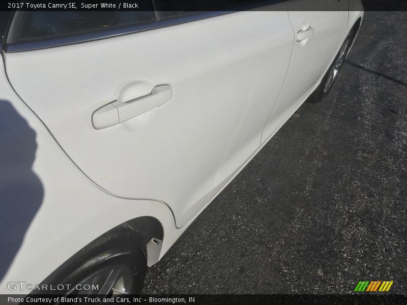 Super White / Black 2017 Toyota Camry SE