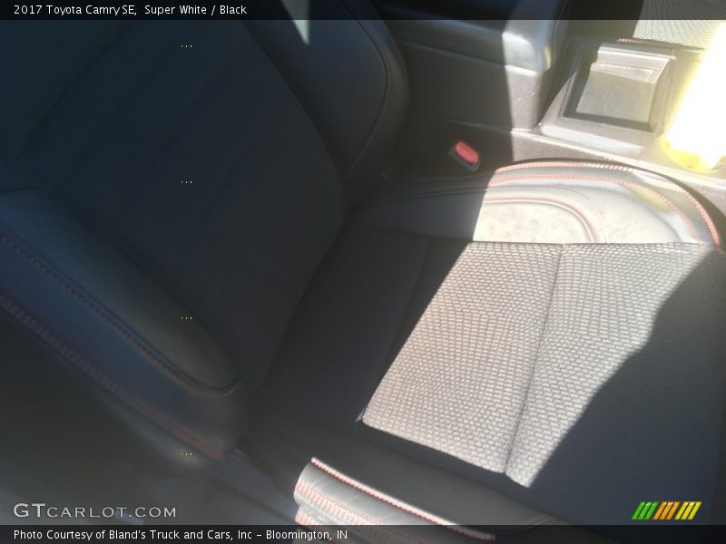 Super White / Black 2017 Toyota Camry SE