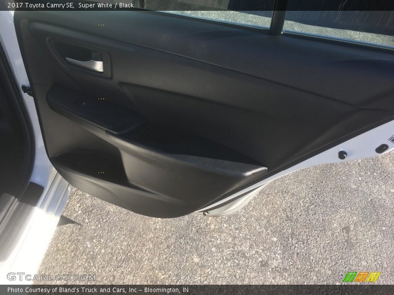 Super White / Black 2017 Toyota Camry SE