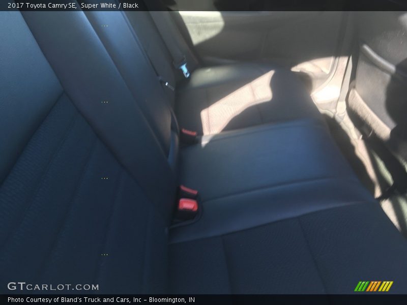 Super White / Black 2017 Toyota Camry SE