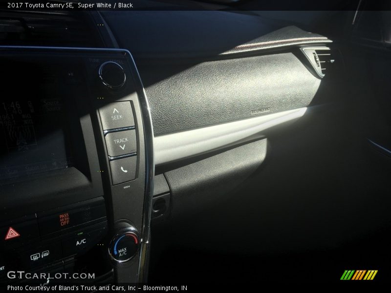 Super White / Black 2017 Toyota Camry SE