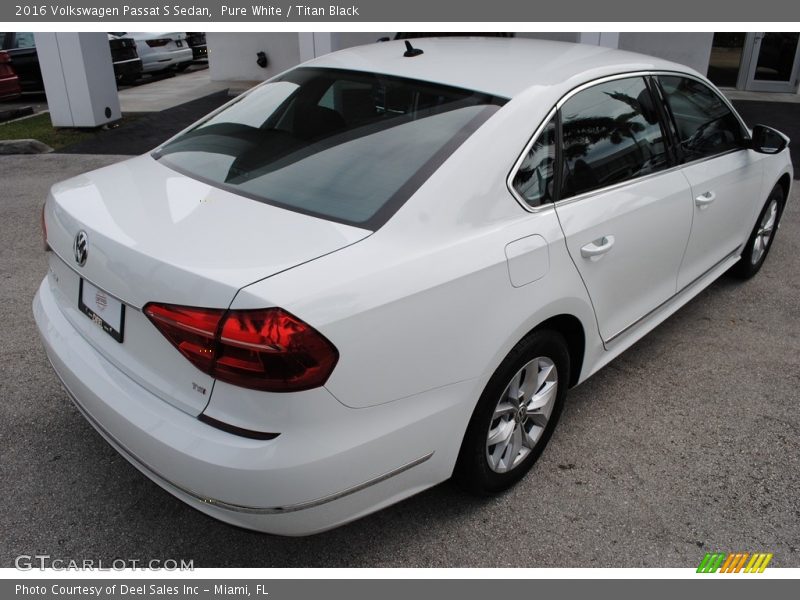 Pure White / Titan Black 2016 Volkswagen Passat S Sedan