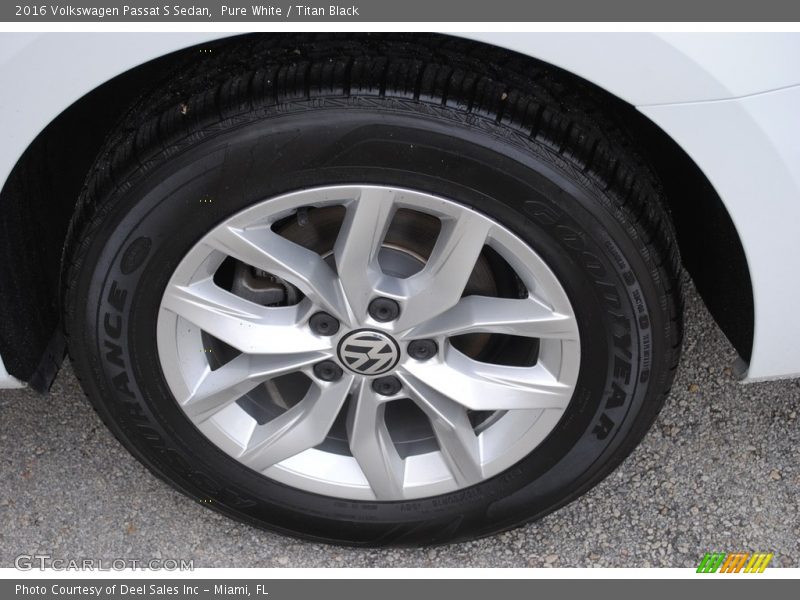 Pure White / Titan Black 2016 Volkswagen Passat S Sedan