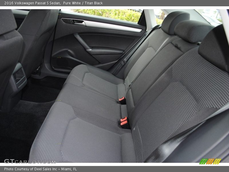 Pure White / Titan Black 2016 Volkswagen Passat S Sedan