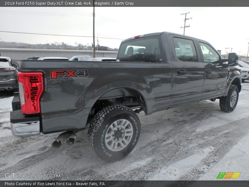 Magnetic / Earth Gray 2019 Ford F250 Super Duty XLT Crew Cab 4x4